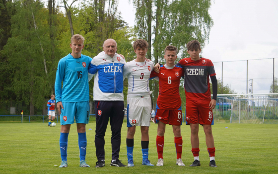 Kemp reprezentace U15 i s hráči a šéftrenérem RFA Plzeň